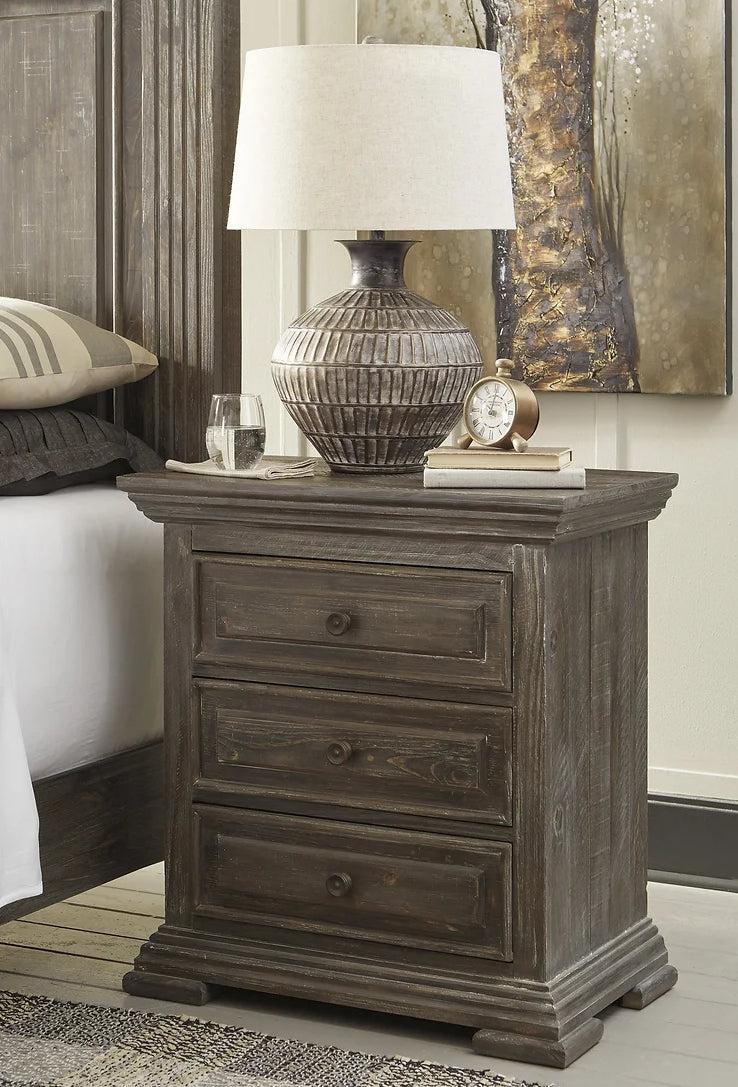 Wendy Norah King 4 Piece Set  Includes: Bed, Dresser, Mirror, Nightstand